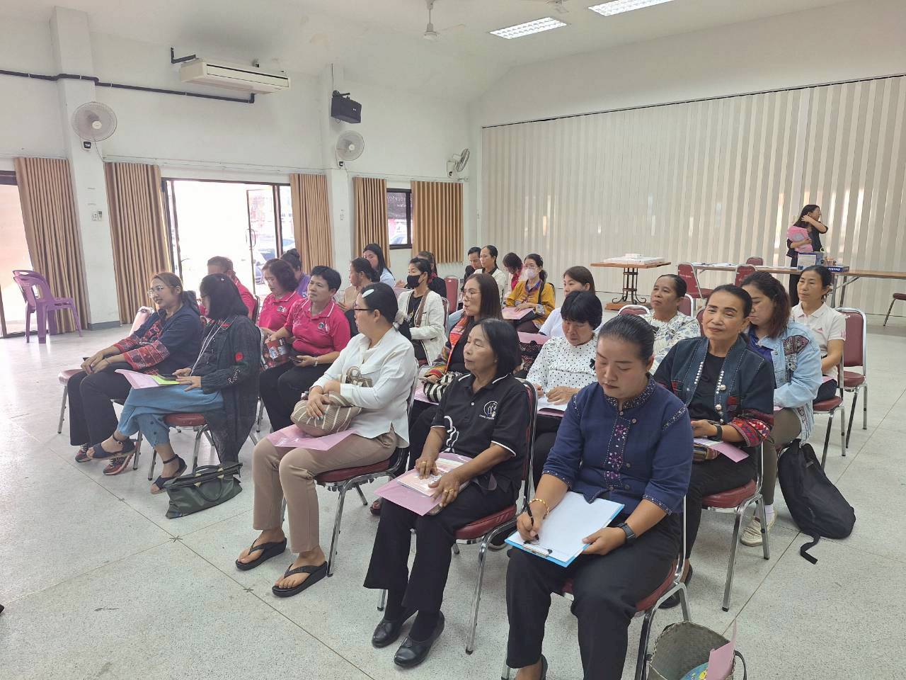 ดำเนินโครงการประชุมเพิ่มประสิทธิภาพการปฏิบัติงานกองทุนพัฒนาบทบาทสตรีแก่กลไกการขับเคลื่อนกองทุนพัฒนาบทบาทสตรีระดับอำเภอ