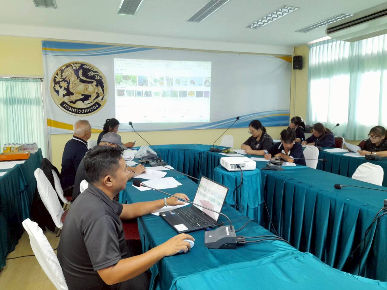 ประชาสัมพันธ์การใช้งานและเชิญชวนดาวน์โหลดแพลตฟอร์ม "Click ชุมชน"