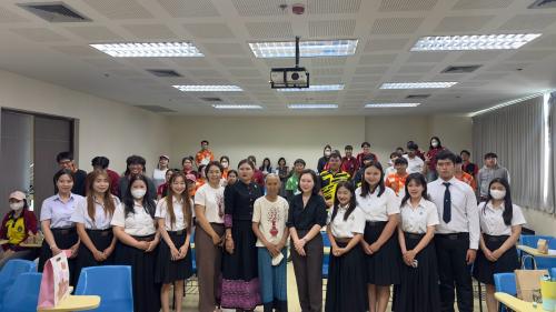ร่วมเป็นวิทยากรสัมมนาการพัฒนาชุมชน ถ่ายทอดแนวทางการมีส่วนร่วมในการอนุรักษ์และสืบสานภูมิปัญญาเครื่องปั้นดินเผาบ้านเหมืองกุง